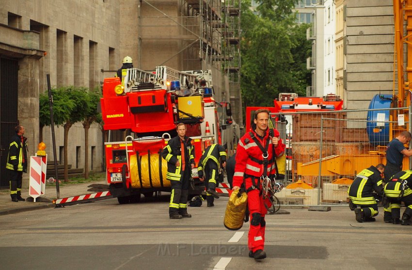 Person auf Baukran Koeln Christophstr P135.JPG